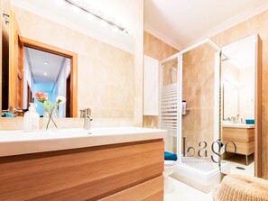 Douche, sèche-cheveux, serviettes fournies, savon