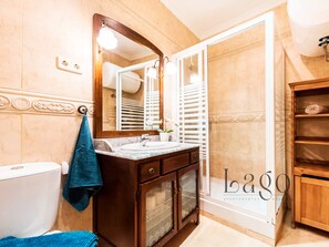 تجهيزات دش، مجففات شعر، مناشف، صابون