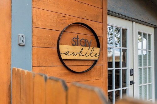 Cowboy Bungalow - Walking Distance to Campus