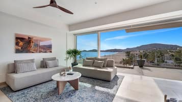 Three Bedroom Ocean View | Zona de estar | Una televisión de pantalla plana