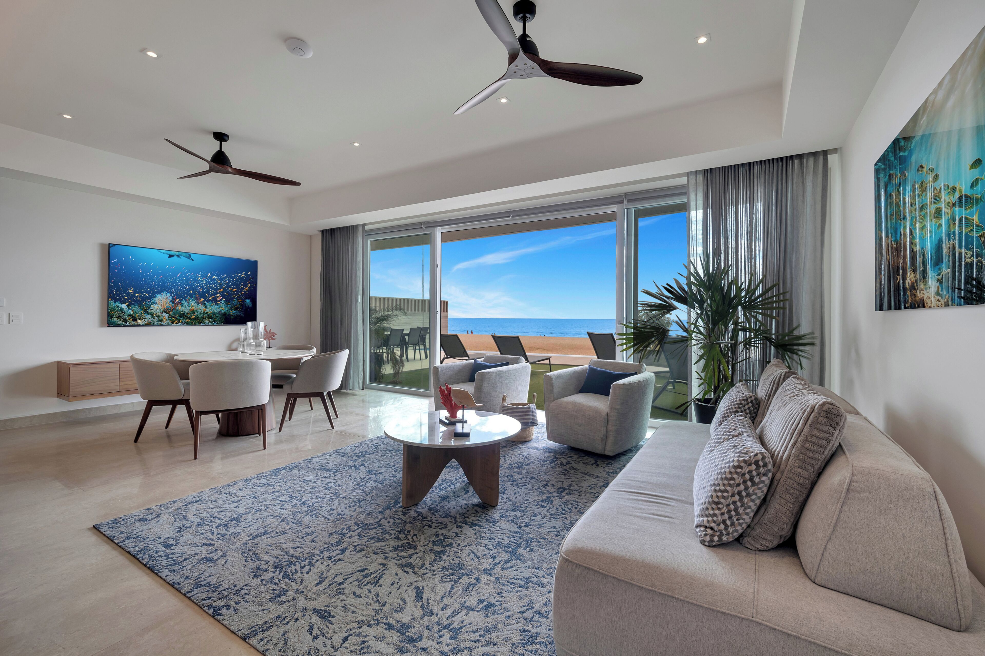 Three Bedroom Ocean Front W/Pool | Zona de estar | Una televisión de pantalla plana