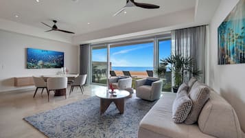 Three Bedroom Ocean Front W/Pool | Zona de estar | Una televisión de pantalla plana