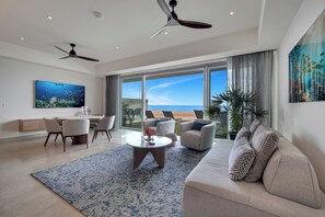 Three Bedroom Ocean Front W/Pool | Oppholdsområde | Flatskjerm-TV