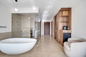 开间 | 浴室 | 吹风机、毛巾、肥皂、洗发水