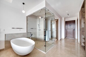 Three Bedroom Ocean View | Bathroom | Hair dryer, towels, soap, shampoo - Albaluz (San Jose del Cabo)