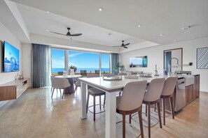 Three Bedroom Ocean Front W/Pool | Esszimmer