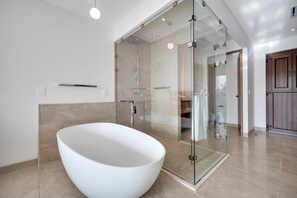 Secador de pelo, toallas, jabón, shampoo