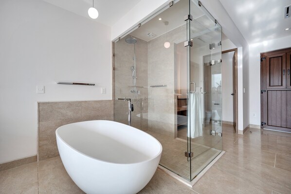 开间 | 浴室 | 吹风机、毛巾、肥皂、洗发水