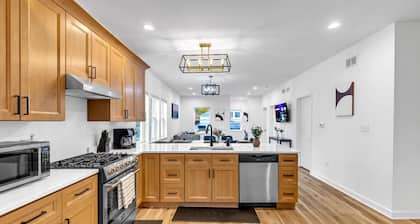 Elgin Escape –Near Train, Parks & Restaurants