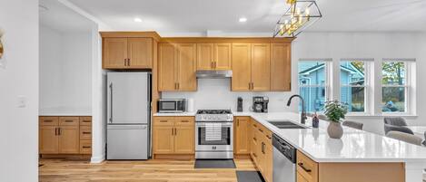 Een koelkast, een microgolfoven, een oven, een kookplaat