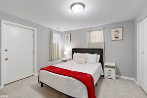 4 chambres, bureau, fer et planche à repasser, lit de bébé portatif