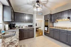 Réfrigérateur, four à micro-ondes, un four, surface de cuisson