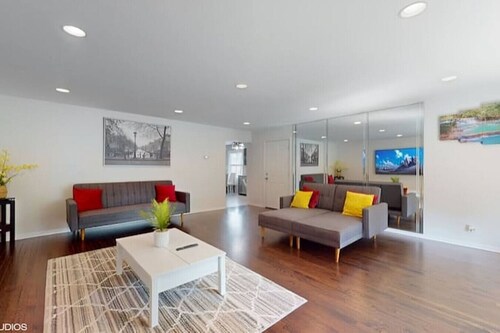 Elmhurst Oasis: Extended O`Hare Stay