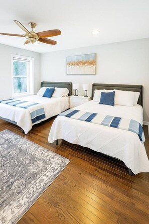 4 bedrooms, desk, iron/ironing board, travel cot - Elmhurst Oasis: Extended O`Hare Stay (Elmhurst)
