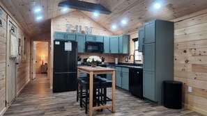 Fridge, microwave, oven, stovetop - The Kentuckian Cabin - Cabin #1 at Copper's Peak (Huntsville)