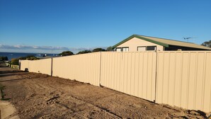 A fenced property with a building that has a green roof and windows. - Janet's Rest at Point Turton.
A nostalgic escape nestled on the Yorke Peninsula (Point Turton)