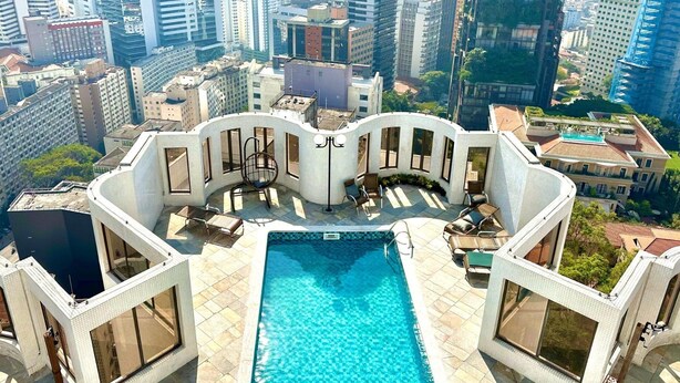 A rooftop pool with a view of surrounding high-rise buildings. - Executive apartment on Paulista Avenue – across from Rosewood and Soho House SP (São Paulo)
