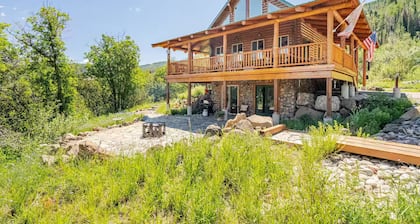 Lower Cozy Cabin in Powderhorn Ski Resort
