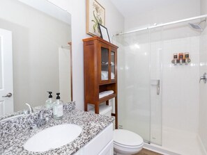Shower, hair dryer, towels, soap - 3-bedroom Rowandale Condo with amazing balcony (Oxford)