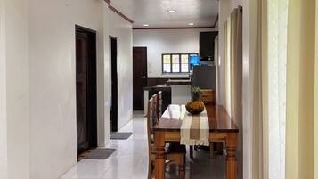 Deluxe-Villa, 2 Schlafzimmer, Balkon, Gartenblick | Wohnbereich