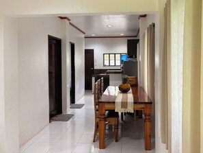 Deluxe-Villa, 2Â Schlafzimmer, Balkon, Gartenblick | Wohnbereich