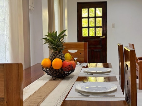 Deluxe Villa, 2 Bedrooms, Balcony, Garden View | Dining room