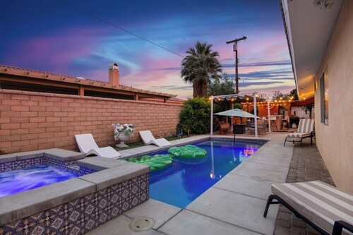 3BR Relaxing Desert Oasis  Hot Tub Pool BBQ Games