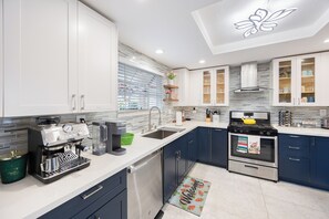 Mikroaaltouuni, uuni, liesi, astianpesukone