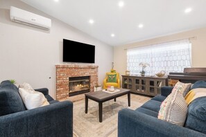 TV, fireplace - 3BR Relaxing Desert Oasis  Hot Tub Pool BBQ Games (Bermuda Dunes)