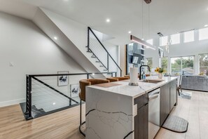 Interior - Luxury Newly Built 4 BR 4 Bath Home w/ Rooftop and Grill! (Dallas)