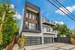 Exterior - Luxury Newly Built 4 BR 4 Bath Home w/ Rooftop and Grill! (Dallas)