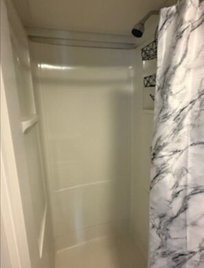 淋浴设施、吹风机、毛巾、肥皂