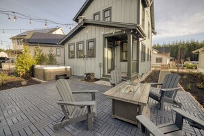 Outdoor dining - PVT Hot Tub, Fire Table, Kids Hideout, Family + Dog Friendly, Fernwood (Pacific Beach)
