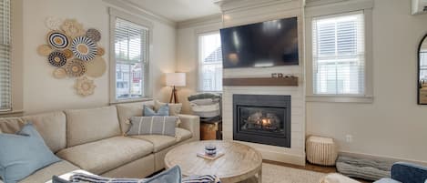 Smart TV, chimenea, libros