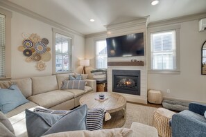 Smart TV, fireplace, books - PVT Hot Tub, Fire Table, Kids Hideout, Family + Dog Friendly, Fernwood (Pacific Beach)