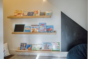 Interior - PVT Hot Tub & Fire Table, Kids Hideout, Family + Dog Friendly, Fernwood (Pacific Beach)