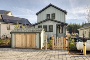 Exterior - PVT Hot Tub, Fire Table, Kids Hideout, Family + Dog Friendly, Fernwood (Pacific Beach)