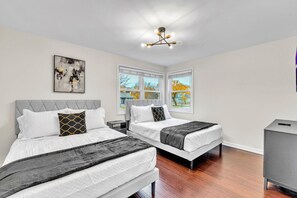 Desk, WiFi - Bright & Cozy Elmhurst Stay • 3BR/2BA (Elmhurst)
