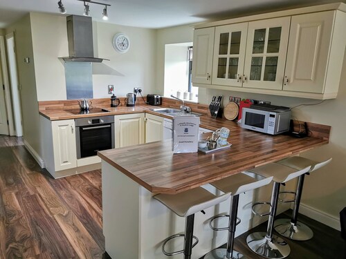 Cosy 1 Bedroom Lakeside Cottage @ Muckno Lodge Self Catering