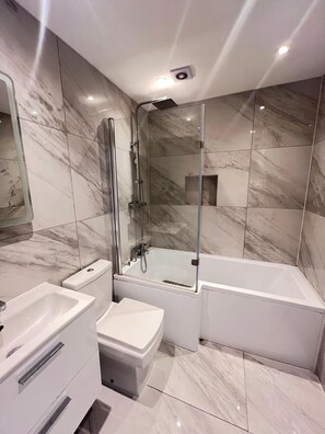 Habitación, 1 habitación, balcón, vista al jardín | Baño