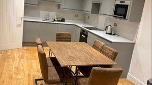 Room, 1 Bedroom, Balcony, Garden View | Sauna - Room-lovely Home Apartment (London)