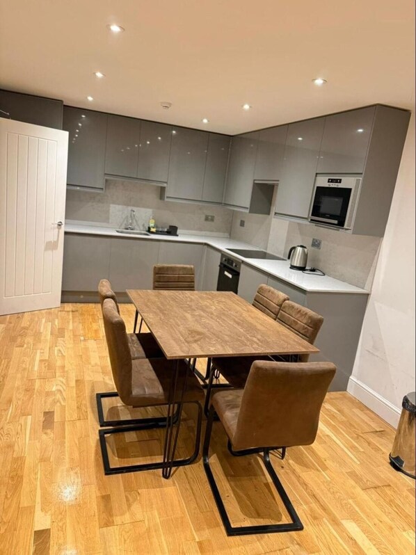 Room, 1 Bedroom, Balcony, Garden View | Sauna - Room-lovely Home Apartment (London)