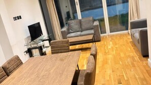 Room, 1 Bedroom, Balcony, Garden View | Interior - Room-lovely Home Apartment (London)