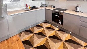 Room, 1 Bedroom, Balcony, Garden View | Interior - Room-lovely Home Apartment (London)
