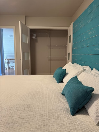 1 bedroom, free WiFi, bed sheets. Beachside cozy one bedroom