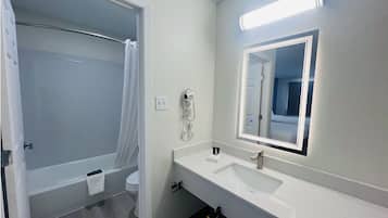 Serviettes fournies, savon, papier toilette