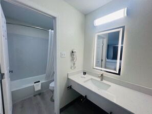 Toallas, jabón, papel de baño 