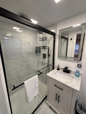 Hair dryer, towels, soap, toilet paper - Welcoming studio with AC in charming Delanco (Delanco)