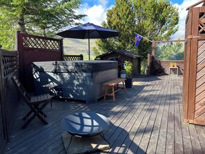 Outdoor dining - Cheerful forest cabin. Fireplace & Hot tub (Akranes)