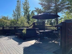 Outdoor dining - Cheerful forest cabin. Fireplace & Hot tub (Akranes)